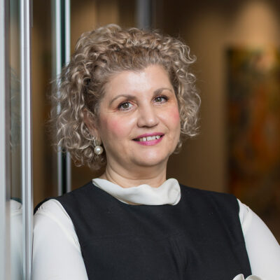 Dr. Eva Dyrnjaja